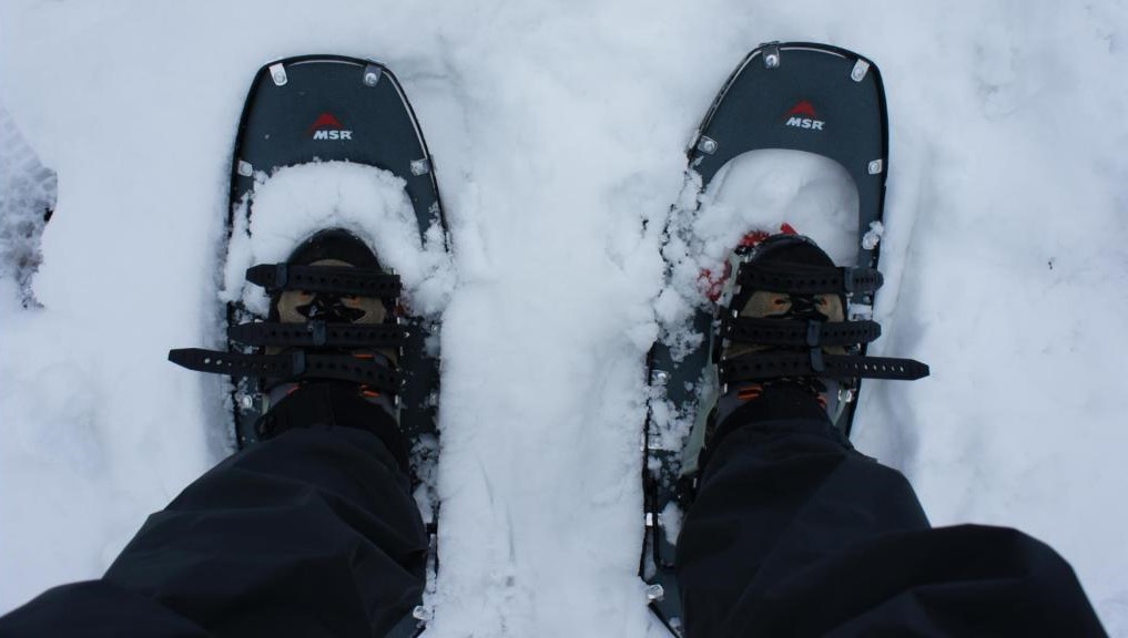 スノーシューという雪の上を歩くアイテムがあるよ！！簡単に雪山が